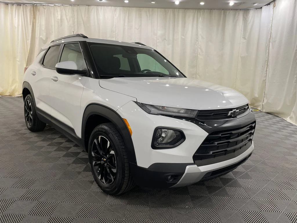 Used 2022 Summit White Chevrolet LT image 3
