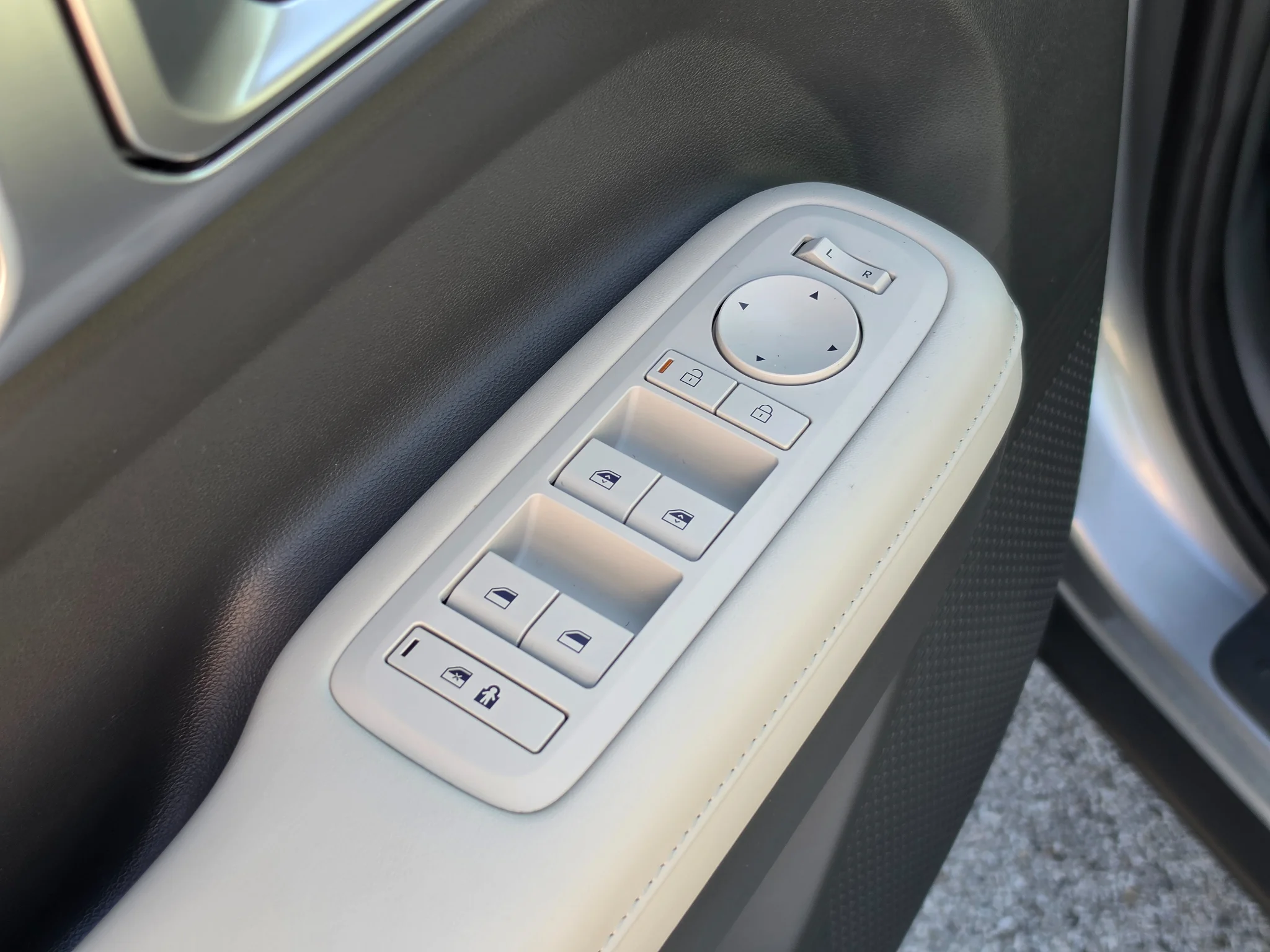 Used 2024 Shimmering Silver Hyundai SEL image 18