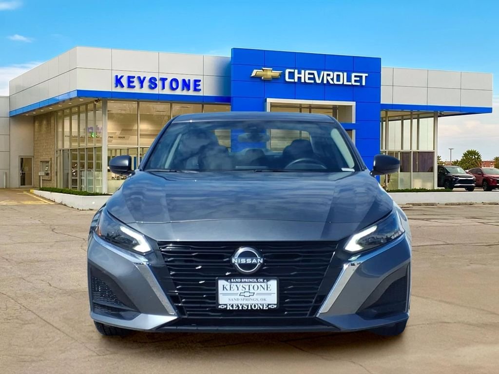 Used 2025 Gray Nissan SV FWD image 2