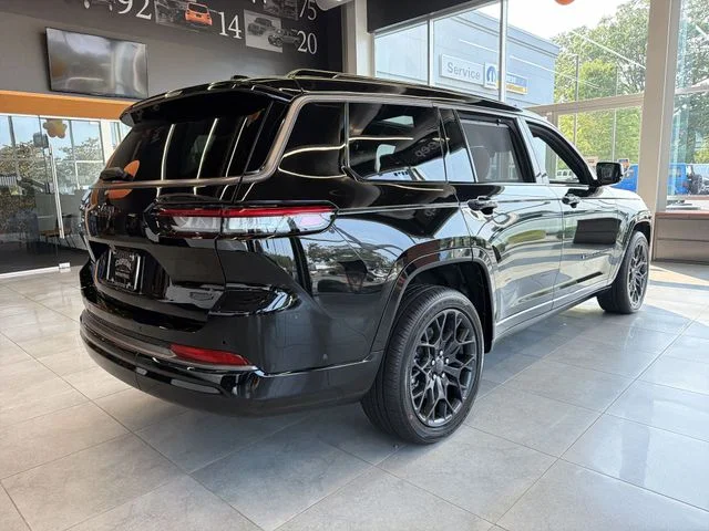 New 2026 Diamond Black Crystal Pearl-Coat Exterior Paint Jeep Summit image 4