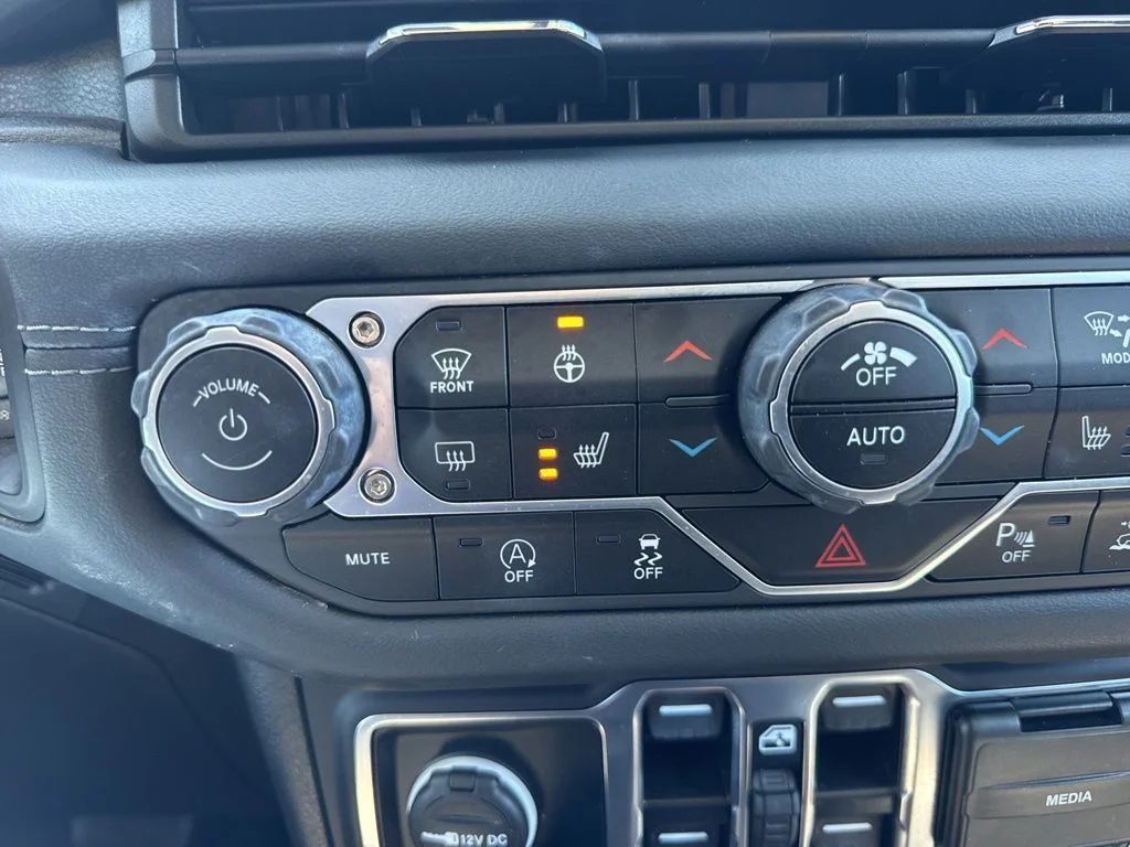 Used 2024 Gray Jeep Sahara image 21