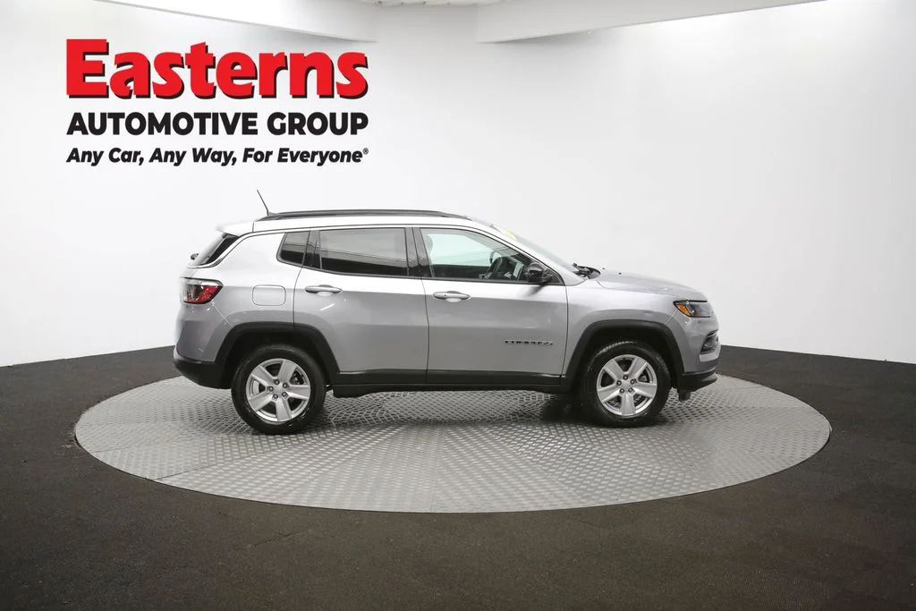 Used 2022 Silver Jeep Latitude image 41