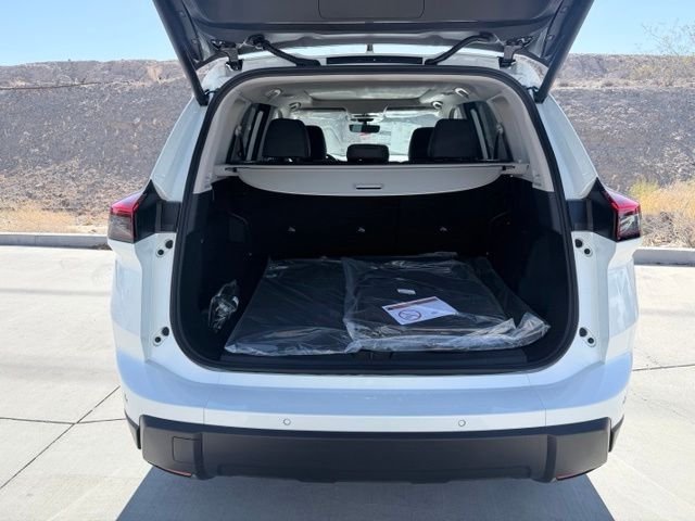 New 2026 Everest White Pearl TriCoat Nissan Dark Armor™ image 33