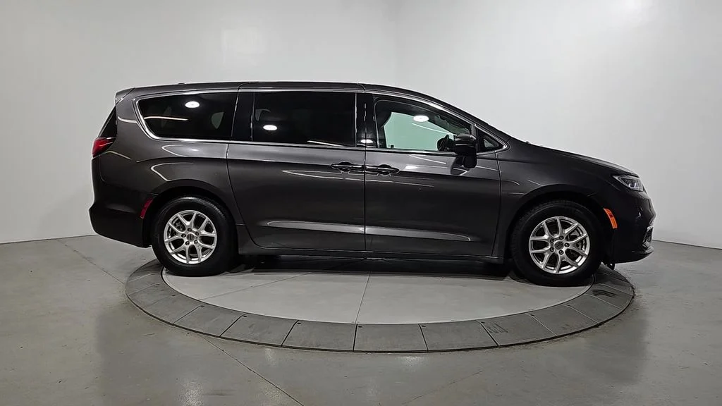Used 2023 Gray Chrysler Touring L image 7
