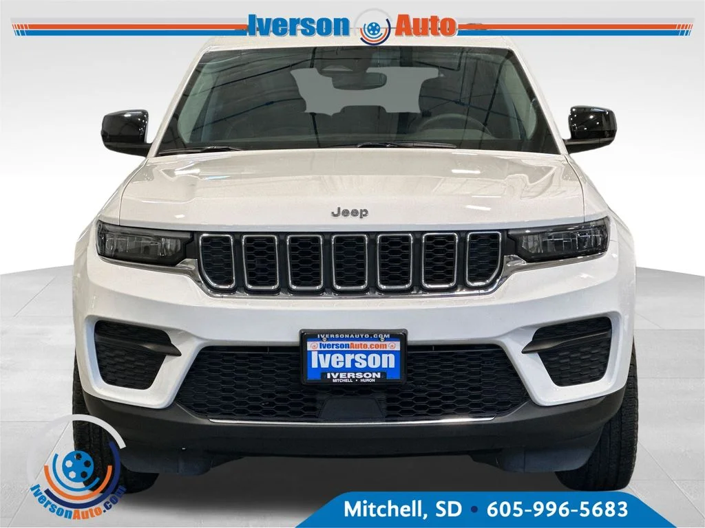 Used 2023 White Jeep Laredo image 3