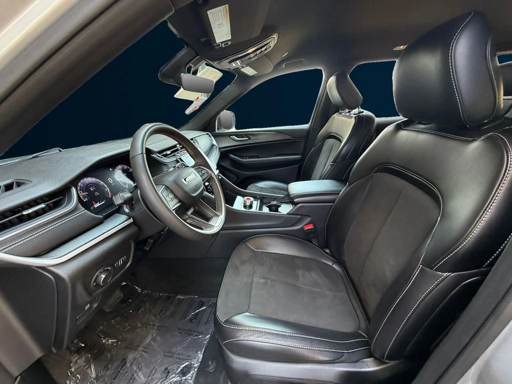 Used 2025 Silver Jeep Altitude image 10