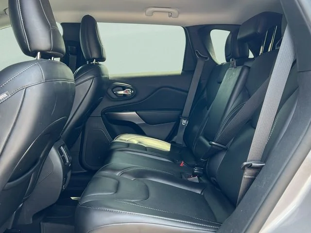 Used 2021 Silver Jeep Latitude Lux image 10