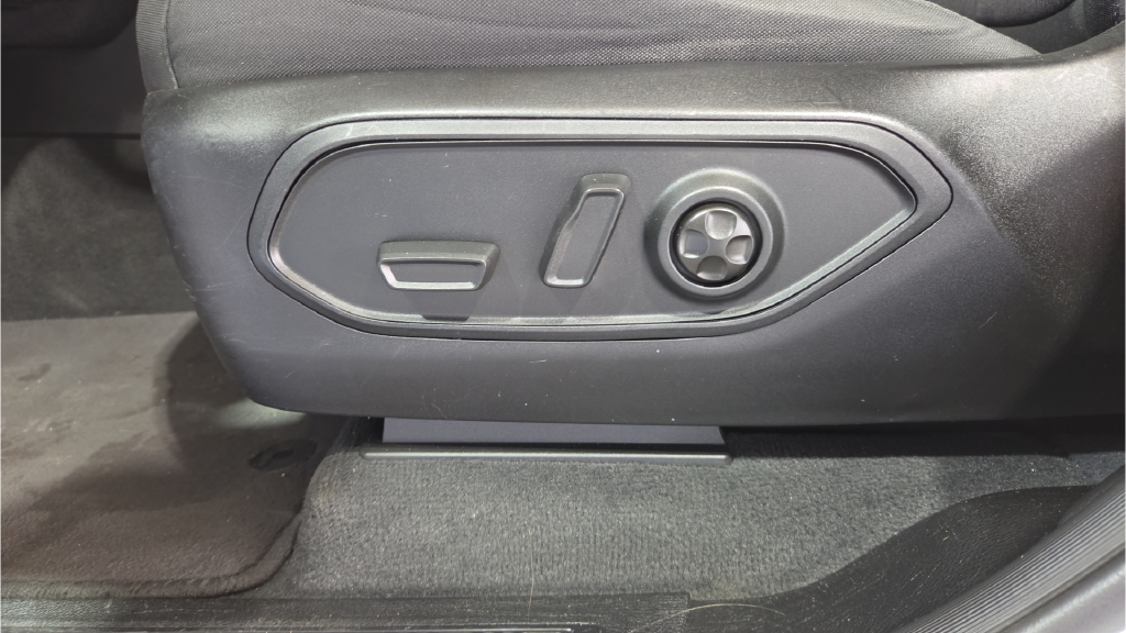 Used 2023 White Jeep Laredo image 31