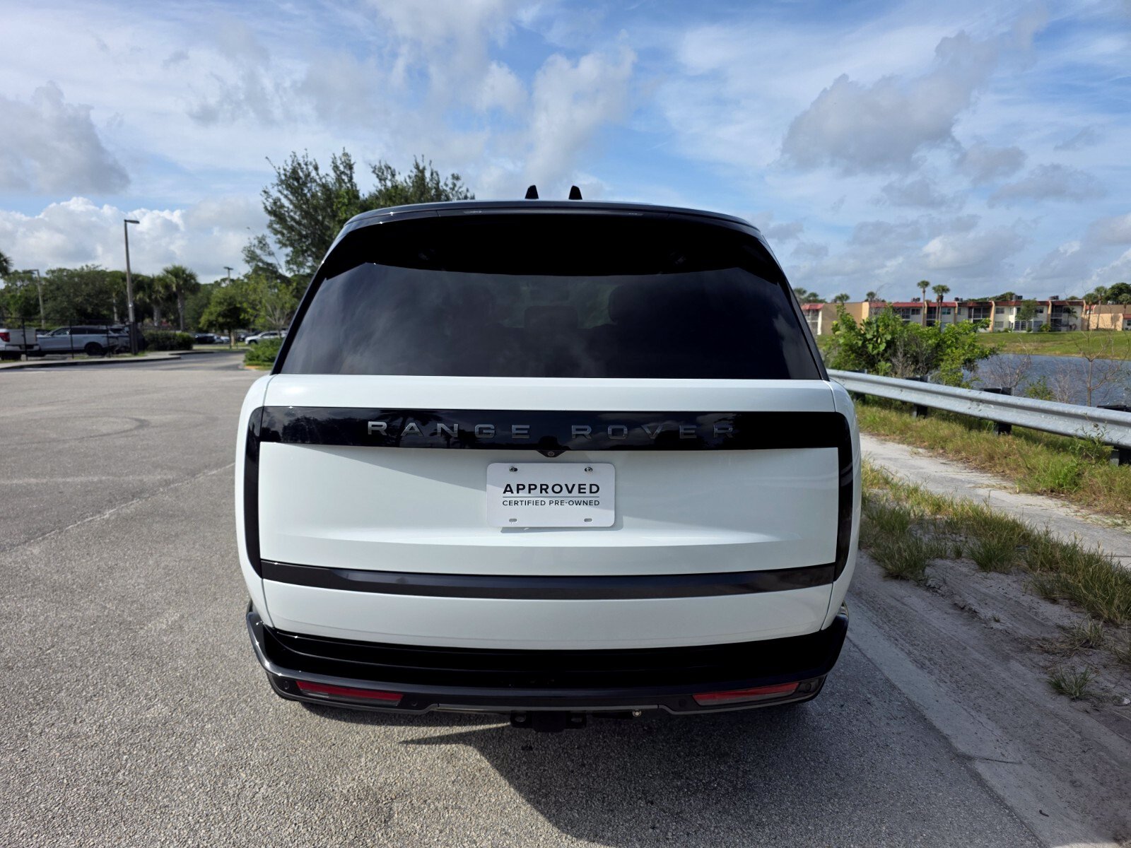 Certified Used 2025 Fuji White Land Rover P530 SE image 6