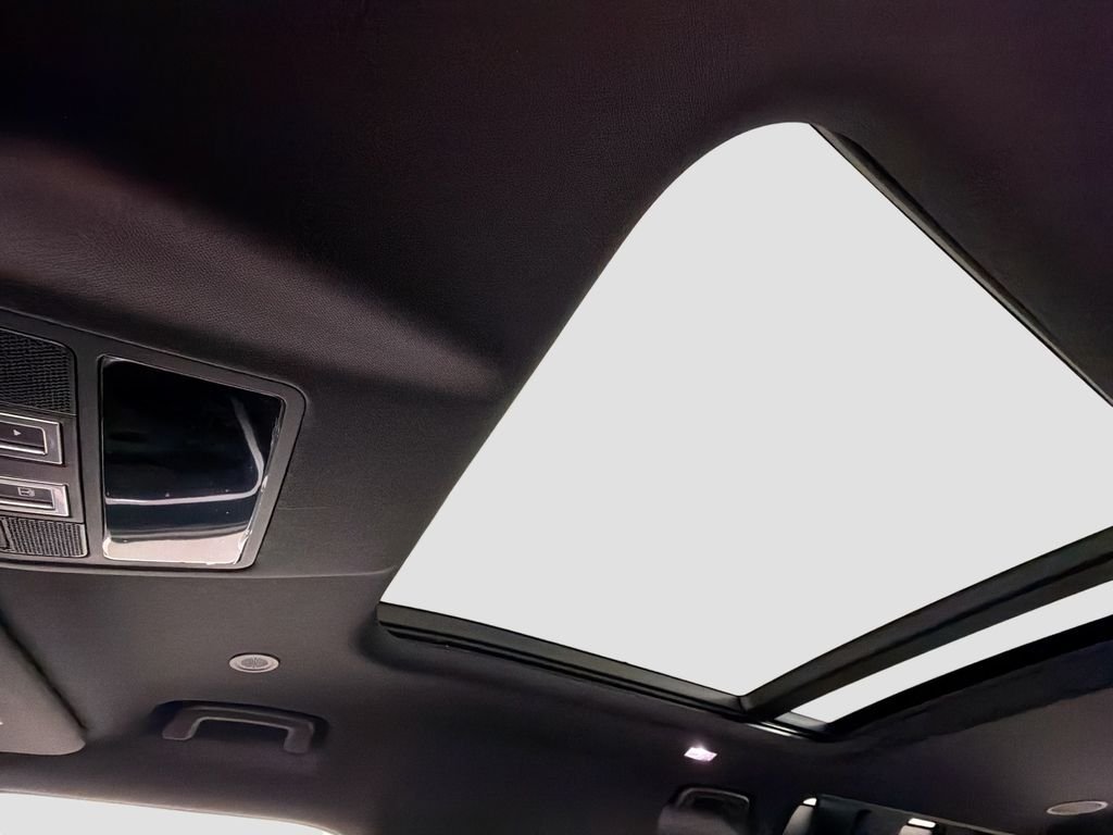 New 2026 Fuji White Land Rover X-Dynamic SE image 23