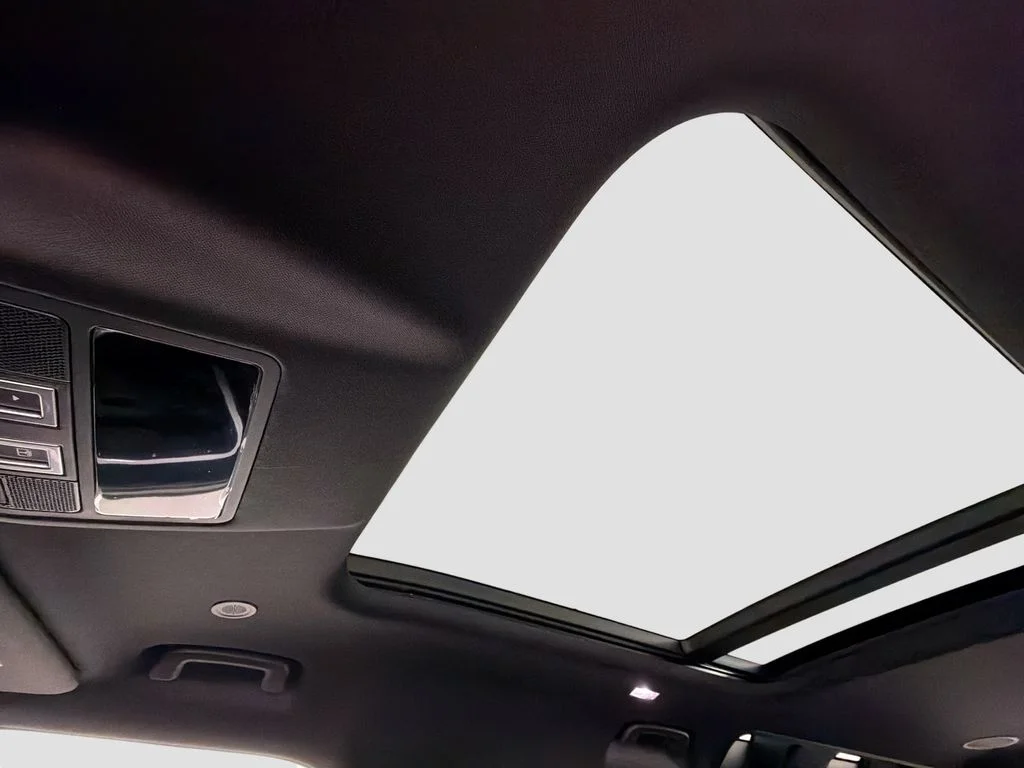 New 2026 Fuji White Land Rover X-Dynamic SE image 23