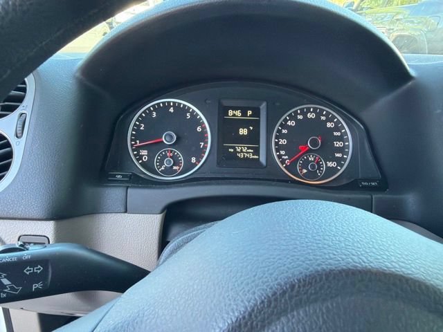 Used 2011  Volkswagen S image 6