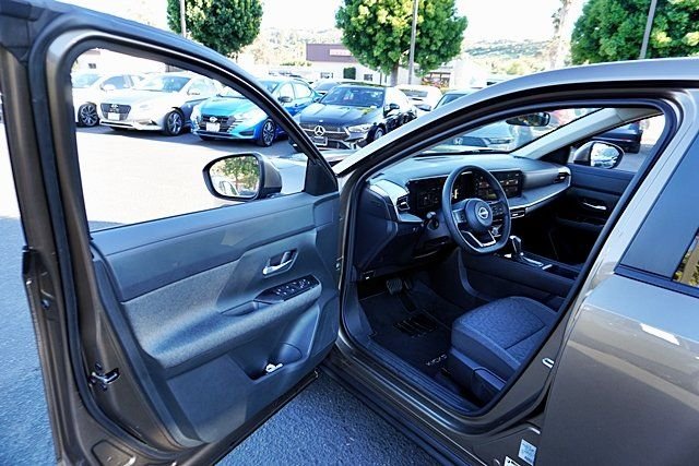 Used 2025 Brown Nissan SV image 34