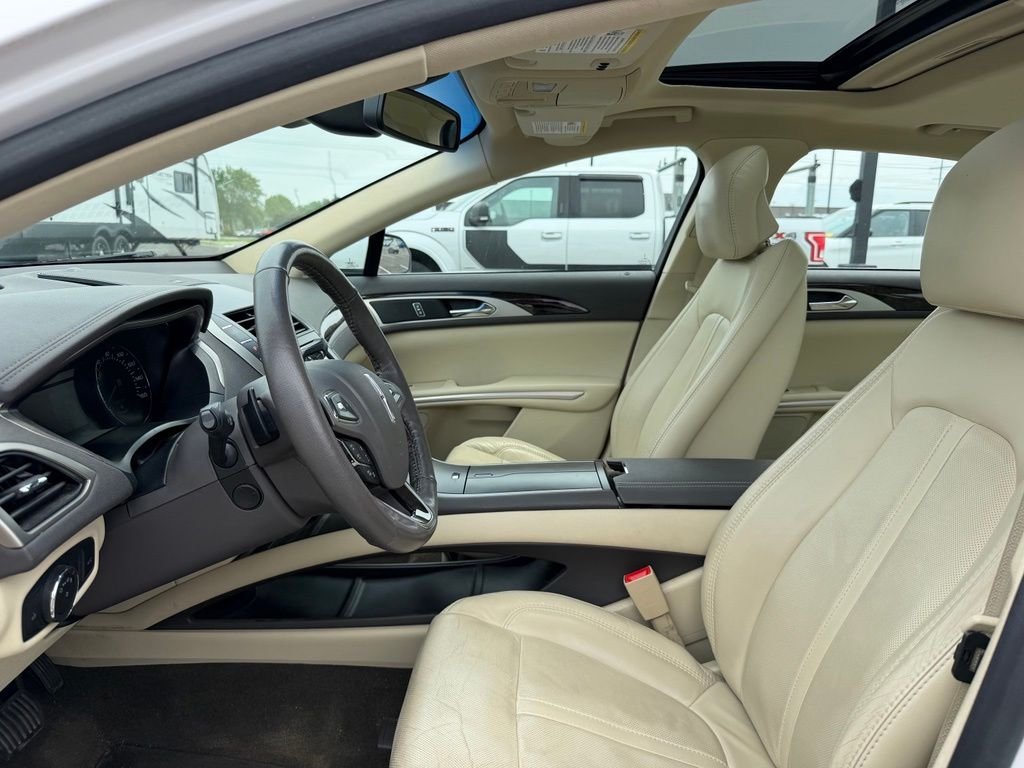 Used 2014 White Lincoln Base image 9