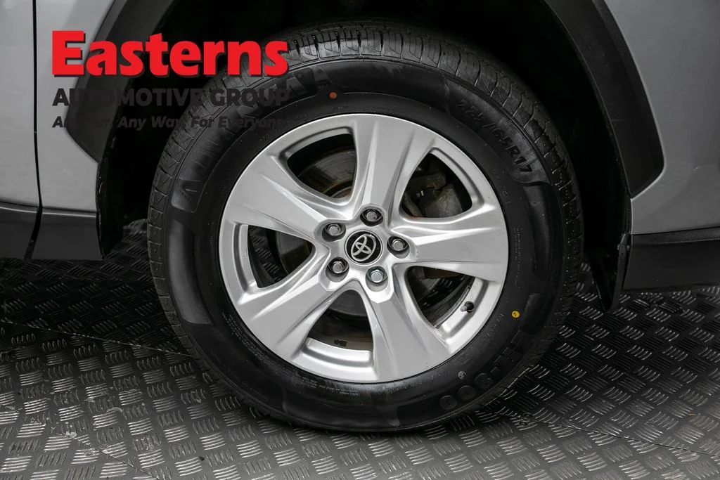 Used 2021 Silver Toyota XLE image 32