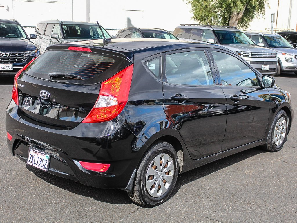 Used 2016 Black Hyundai SE image 9