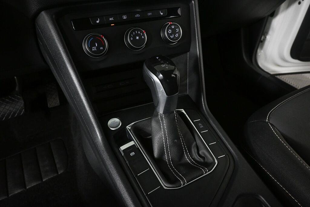 Used 2022 Pure White Volkswagen SE image 15