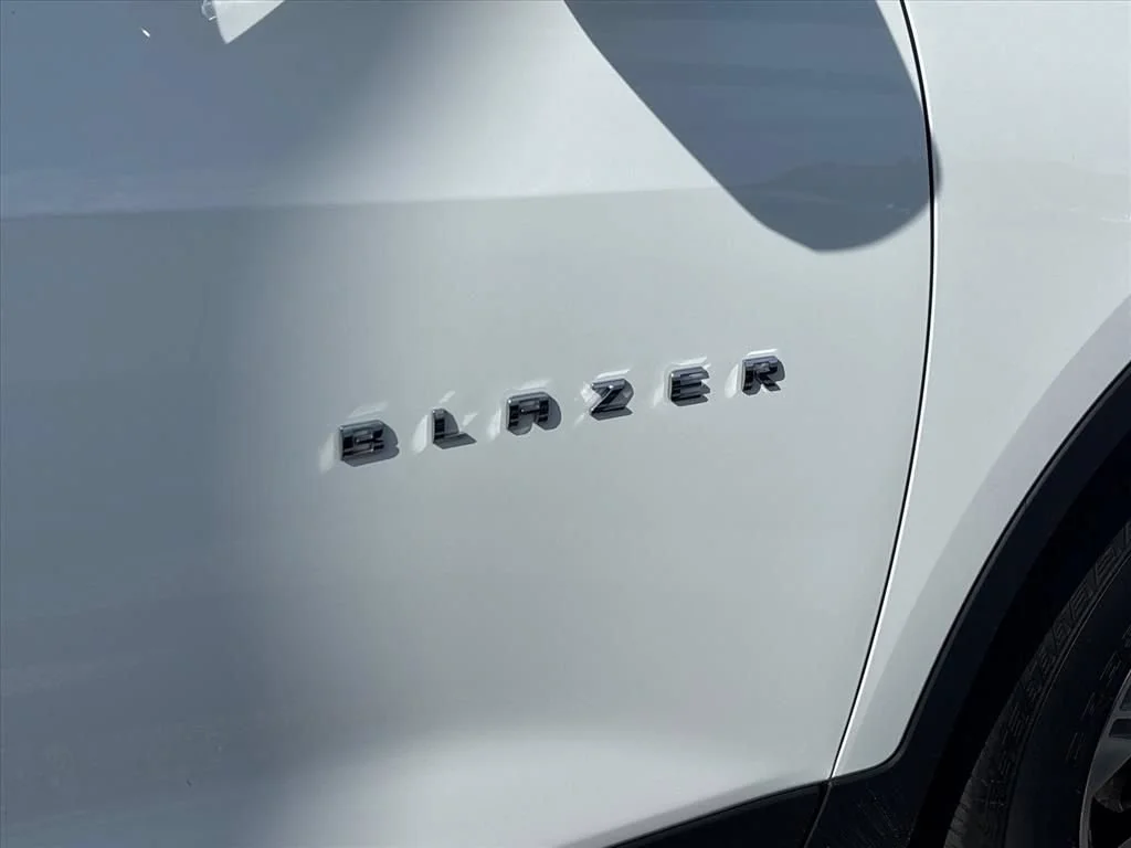 Used 2025 Summit White Chevrolet 2LT image 9