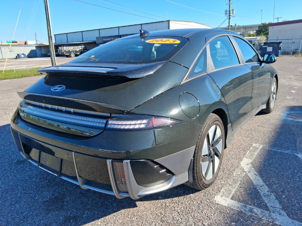 Used 2023 Green Hyundai SE image 3