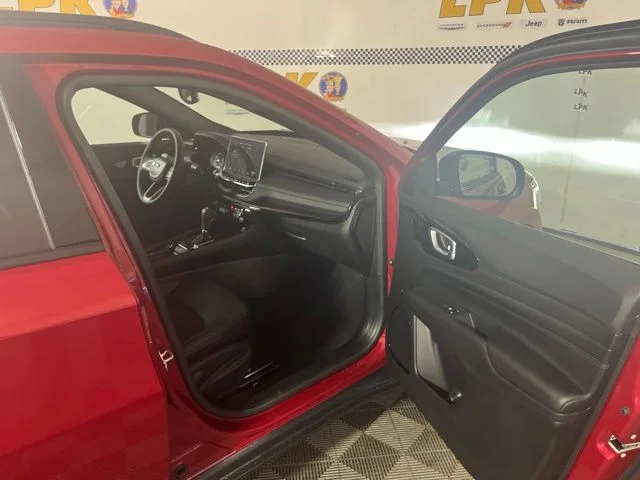 New 2026 Red Hot Pearl-Coat Exterior Paint Jeep Latitude image 33