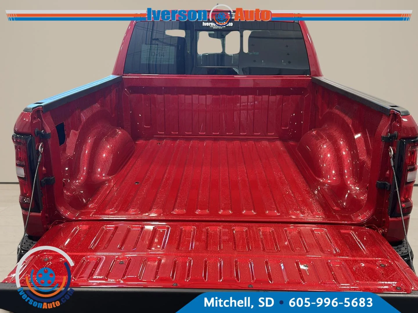 New 2027 Molten Red Pearl-Coat Exterior Paint RAM Big Horn image 28