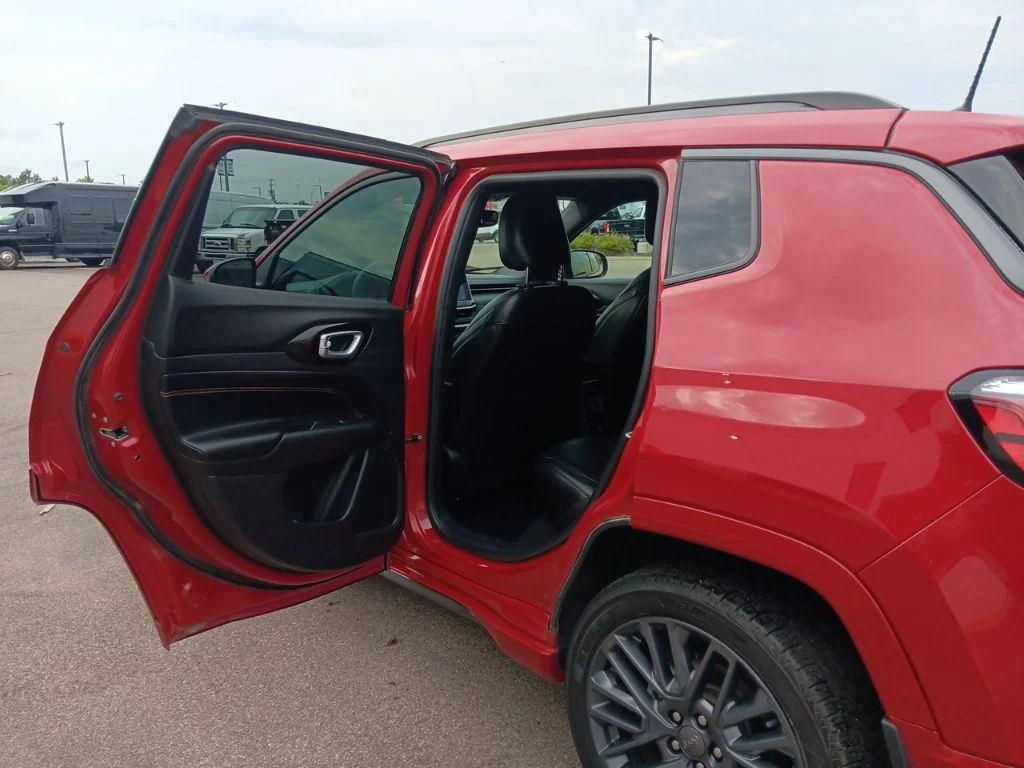 Used 2022 Redline Pearlcoat Jeep Limited image 37
