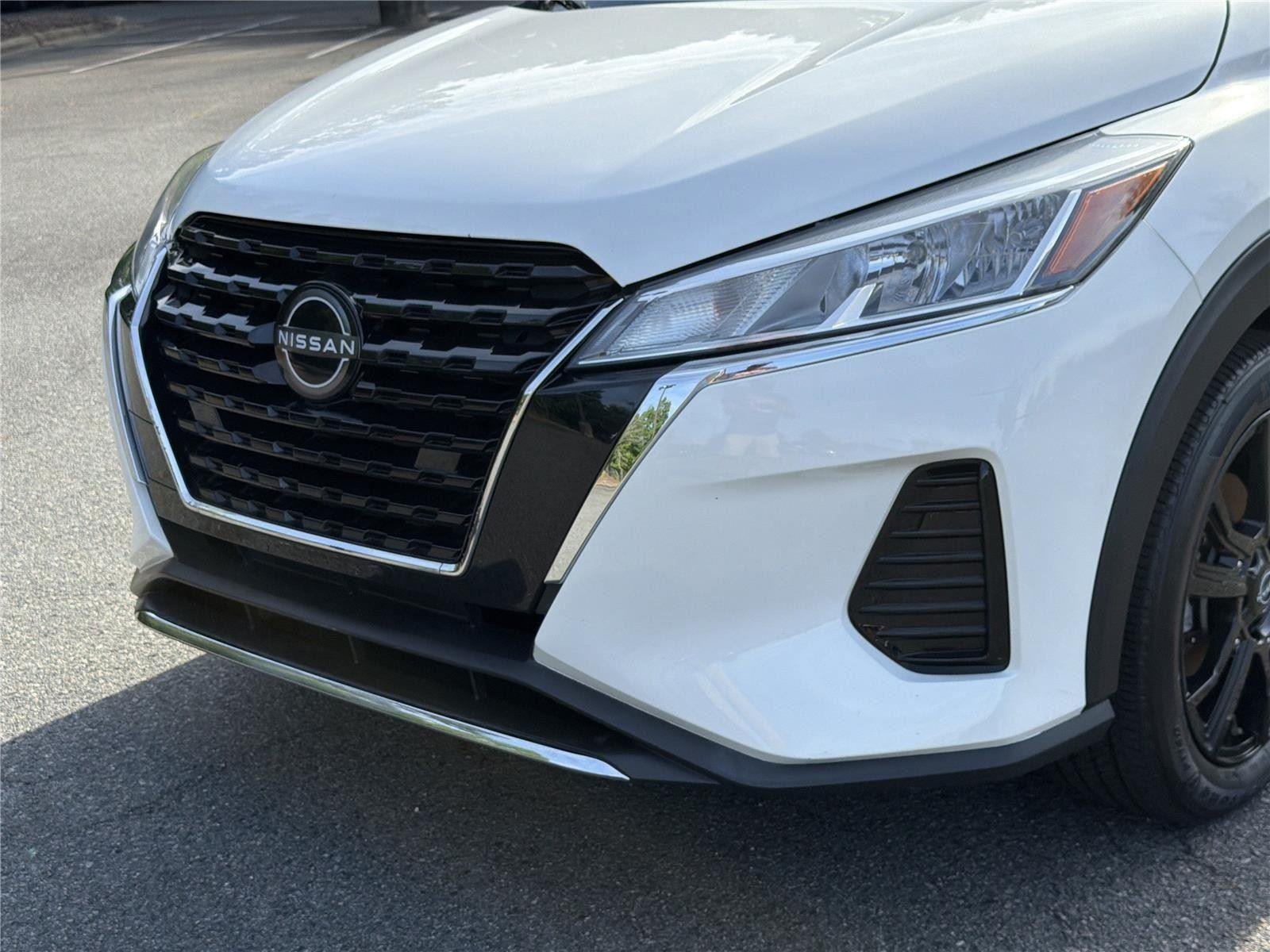 Used 2023 Aspen White Tricoat/Super Black Nissan SV image 31