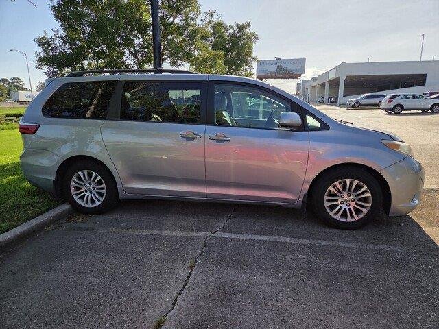 Used 2015 Silver Sky Metallic Toyota XLE Premium 8-Passenger image 4