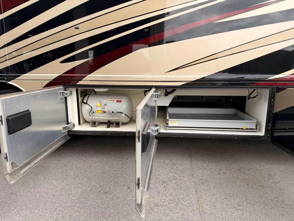 Used 2010 Black Fleetwood 42T image 33