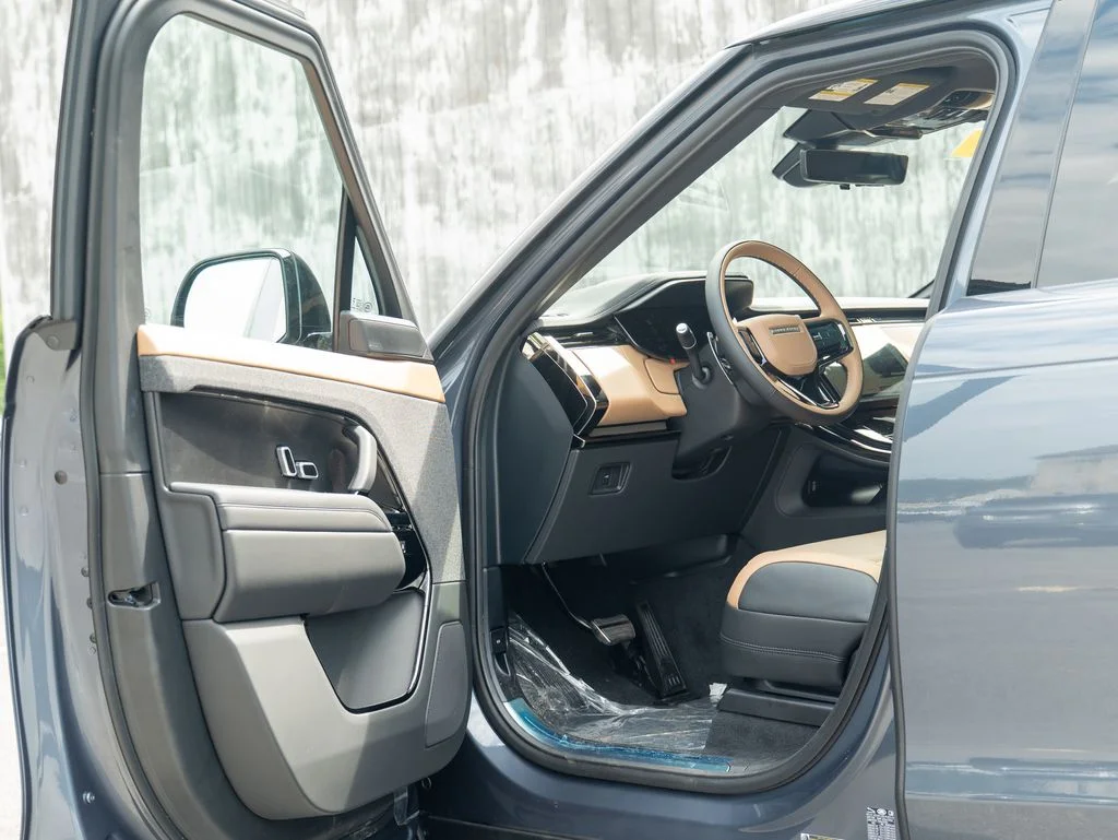 New 2026 Varesine Blue Land Rover Dynamic SE image 10