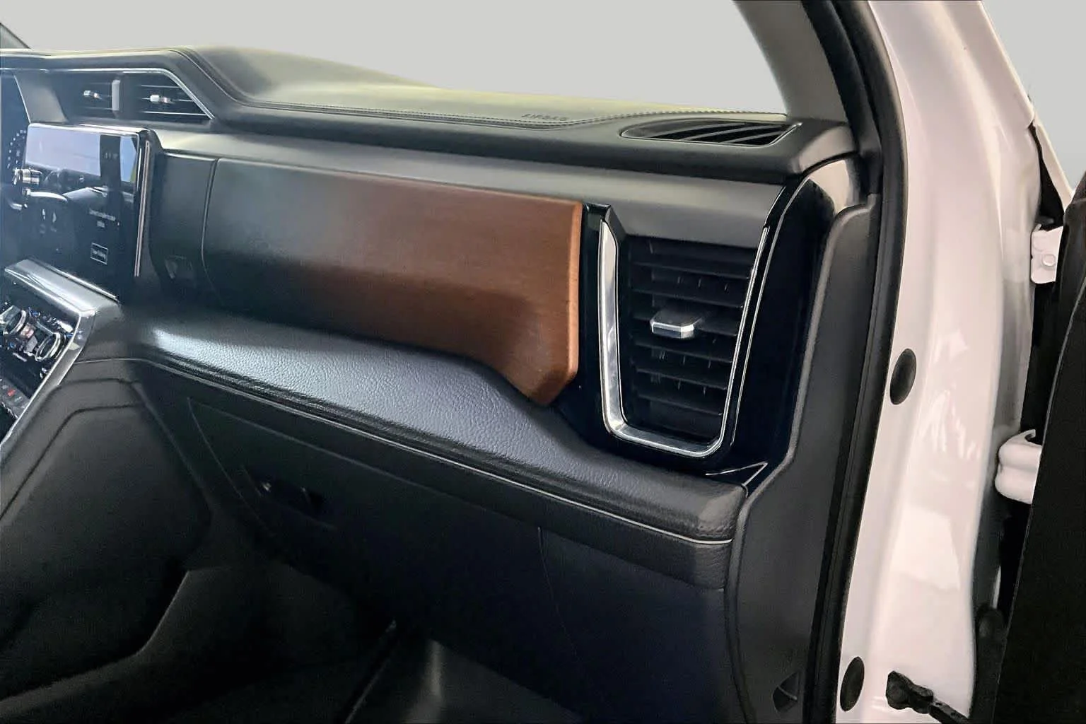 Used 2023 White Frost Tricoat GMC Denali image 18
