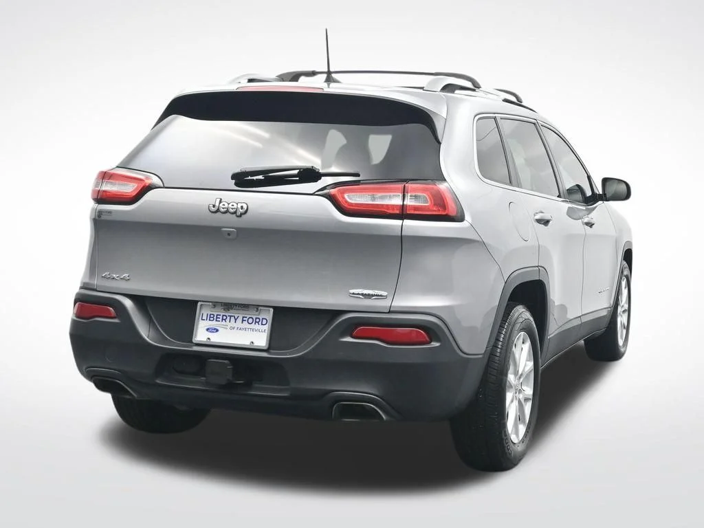 Used 2017 Billet Silver Metallic Clearcoat Jeep Latitude image 6