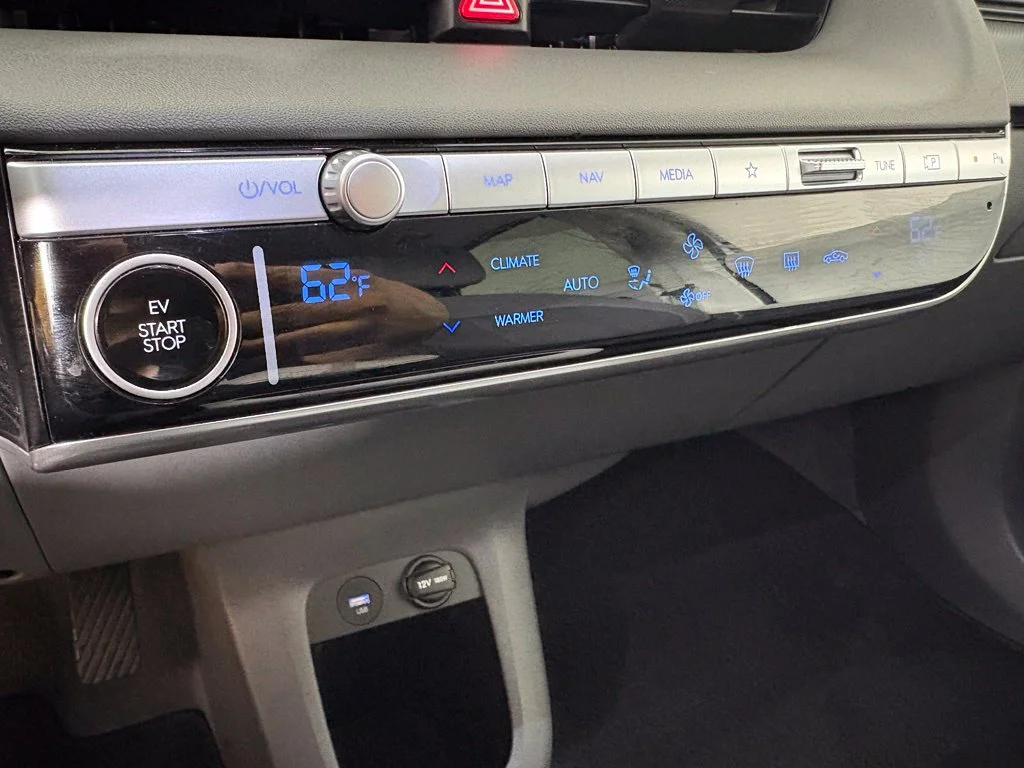 Used 2024 White Hyundai SEL image 33