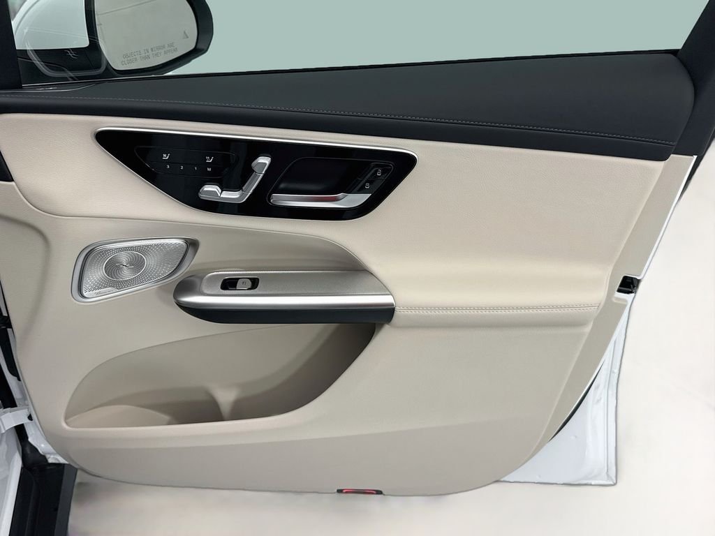 New 2027 Moonlight White Metallic Mercedes-Benz GLC 300 image 25