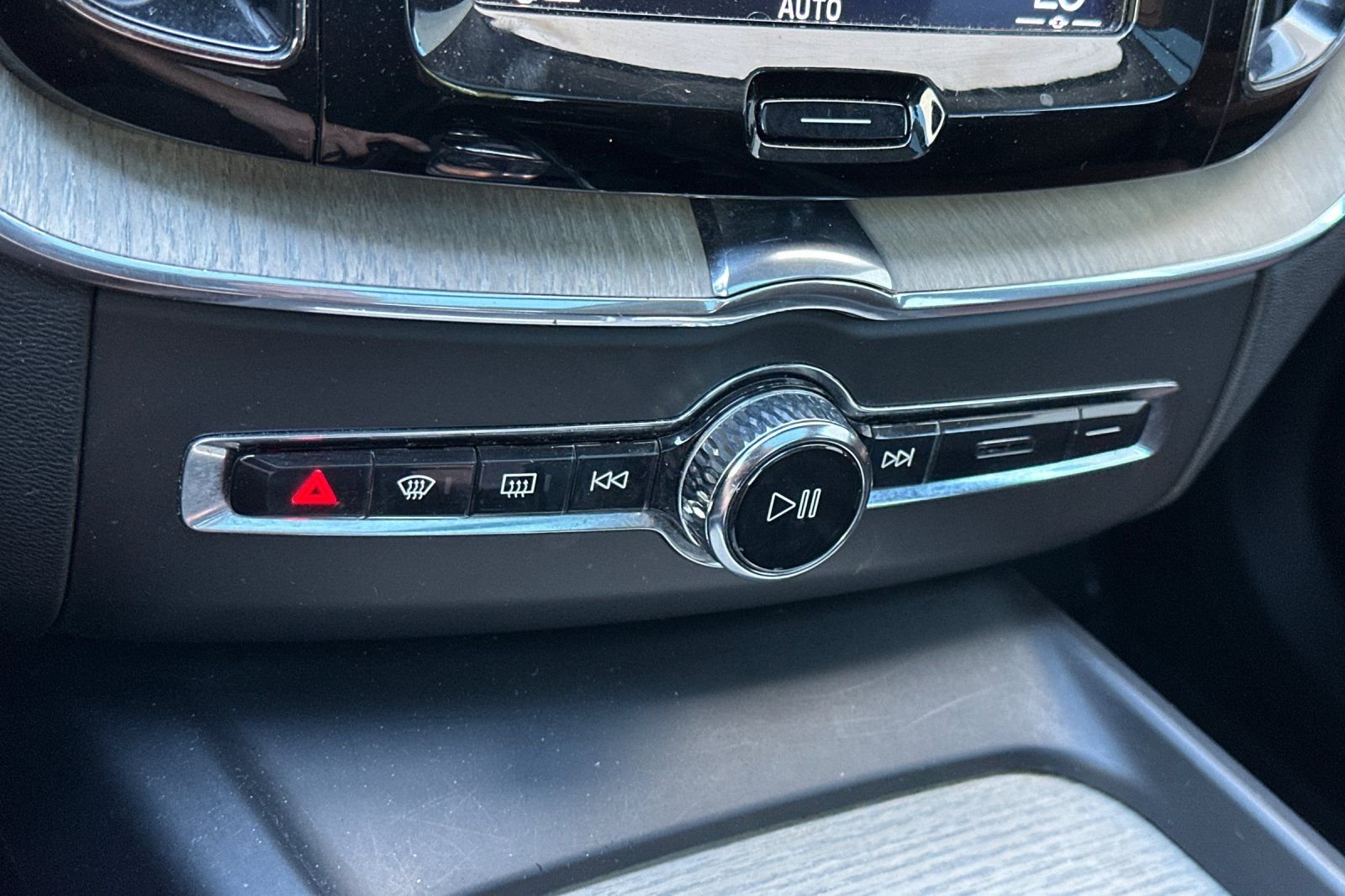 Used 2018 White Volvo T8 Inscription image 23