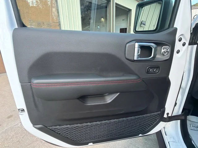 New 2027 Bright White Clear-Coat Paint Jeep Rubicon X image 16