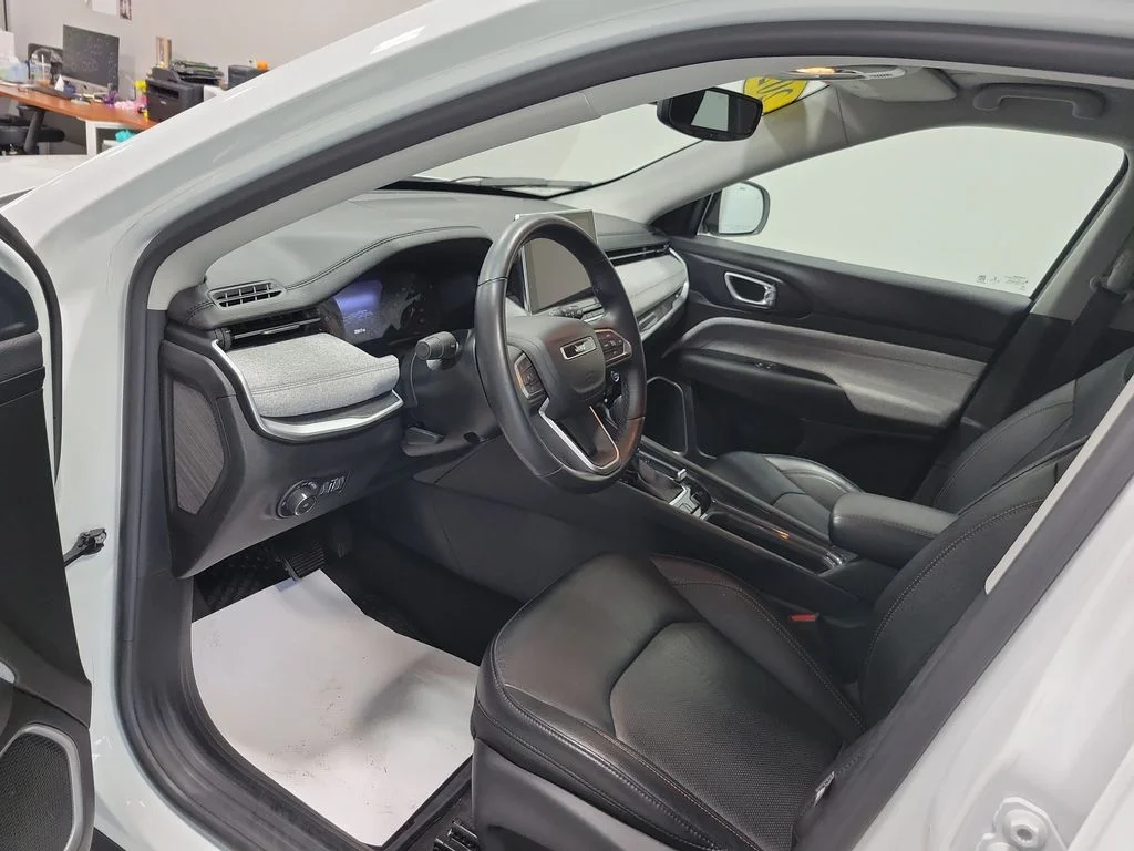 Used 2022 White Jeep Latitude Lux image 29