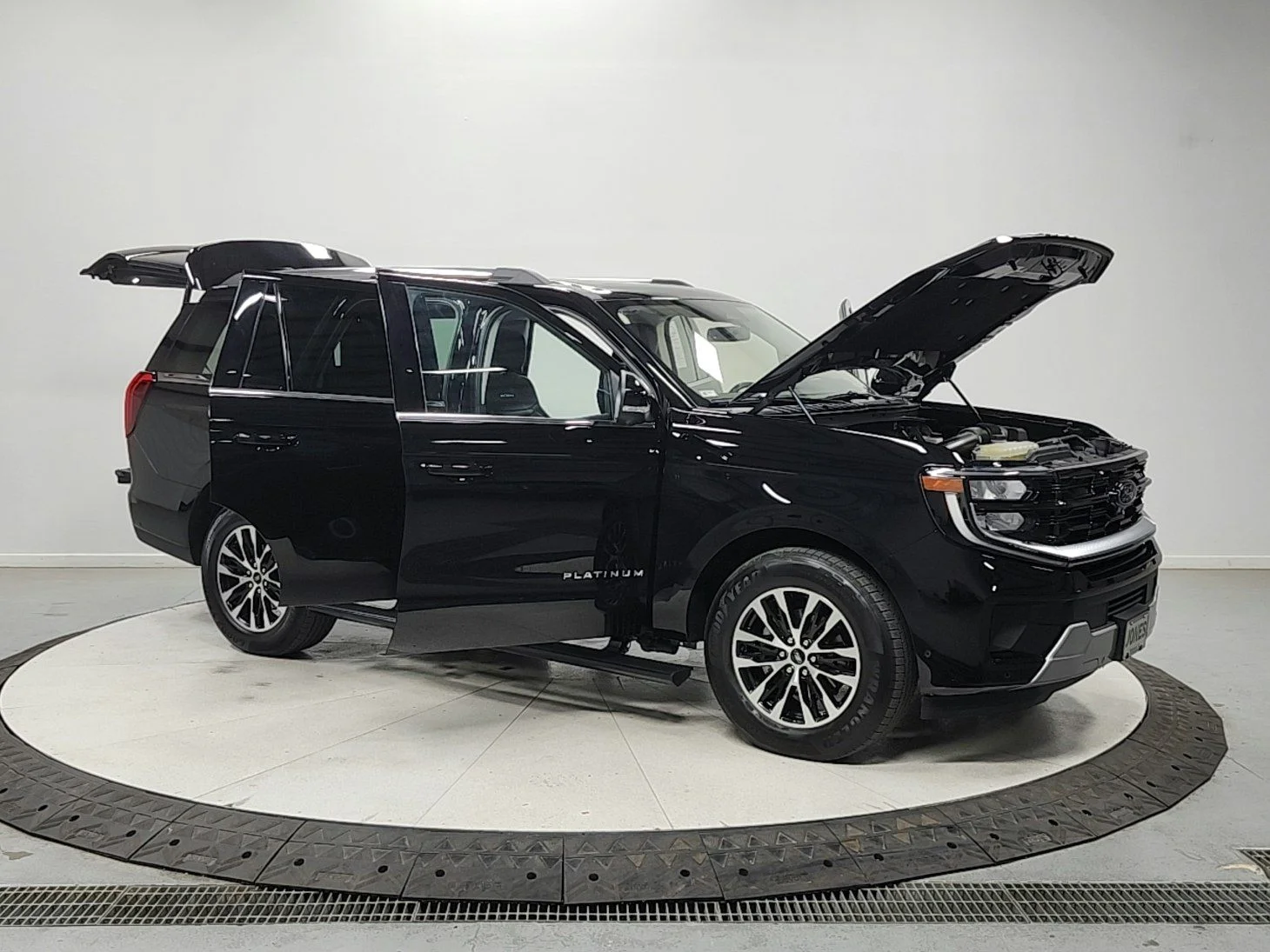Used 2025 Agate Black Metallic Ford Platinum image 9