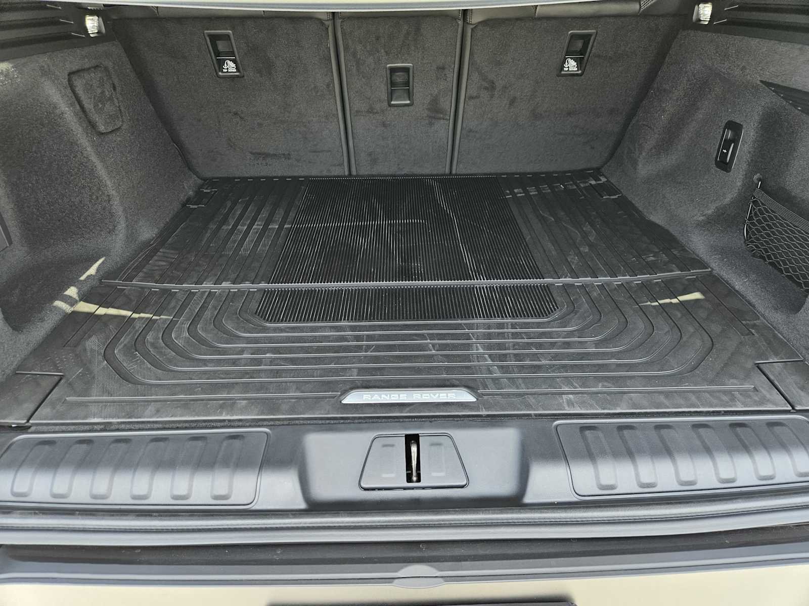 New 2026 Fuji White LAND ROVER SE image 32