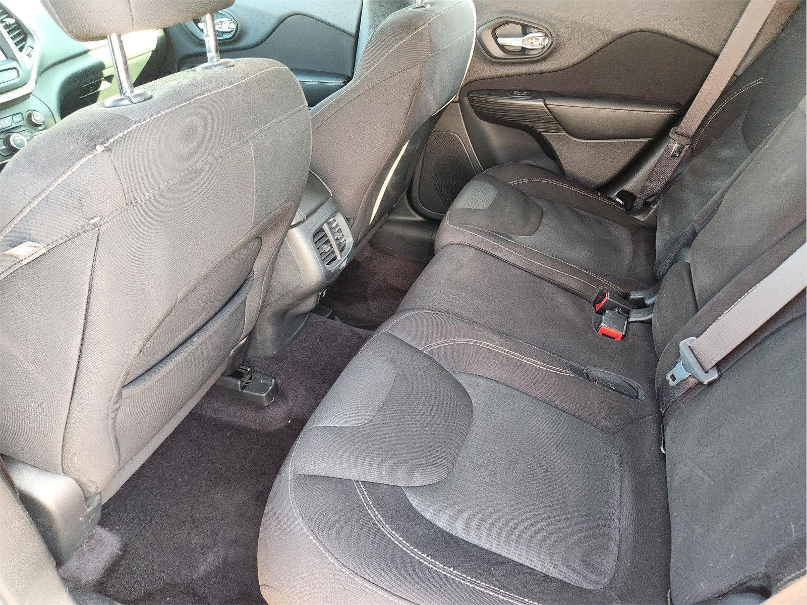 Used 2016 True Blue Pearlcoat Jeep Latitude image 30