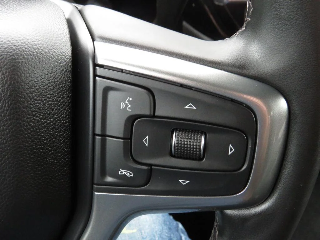 Used 2025 Lakeshore Blue Metallic Chevrolet LT image 28