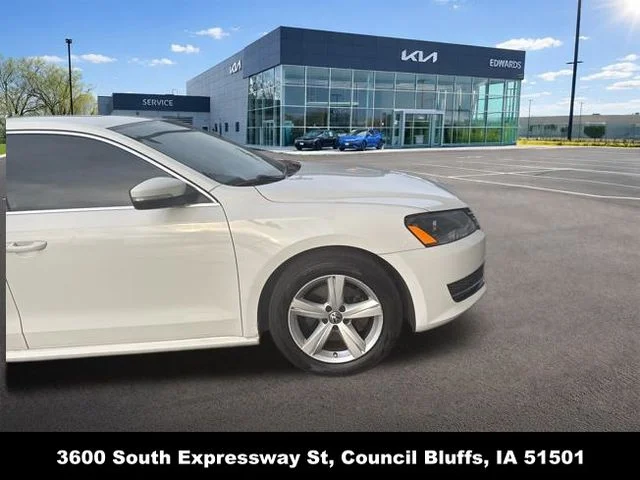 Used 2013 White Volkswagen 2.5 SE image 3