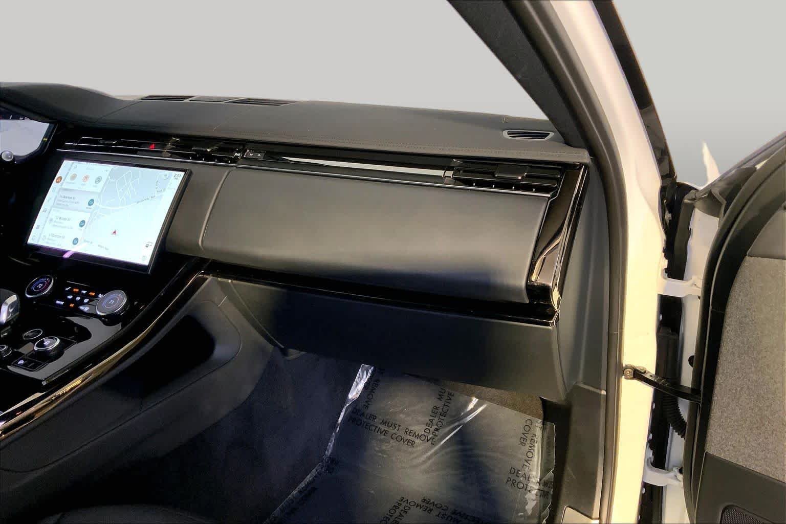 Used 2023 Fuji White Land Rover SE image 19