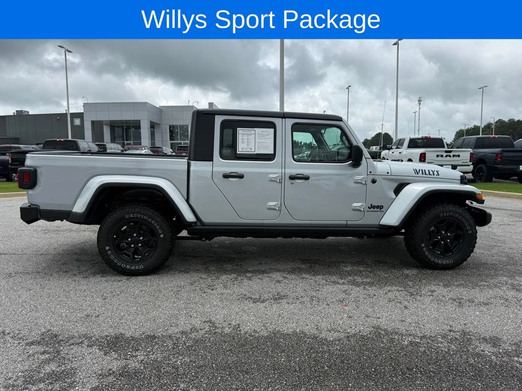 Used 2022 Silver Jeep Sport image 29