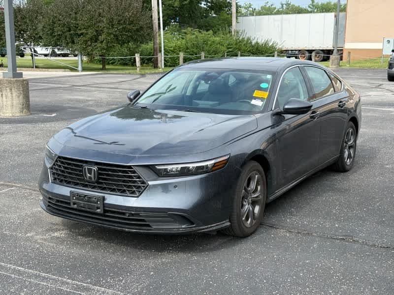 Used 2023  Honda EX-L image 2