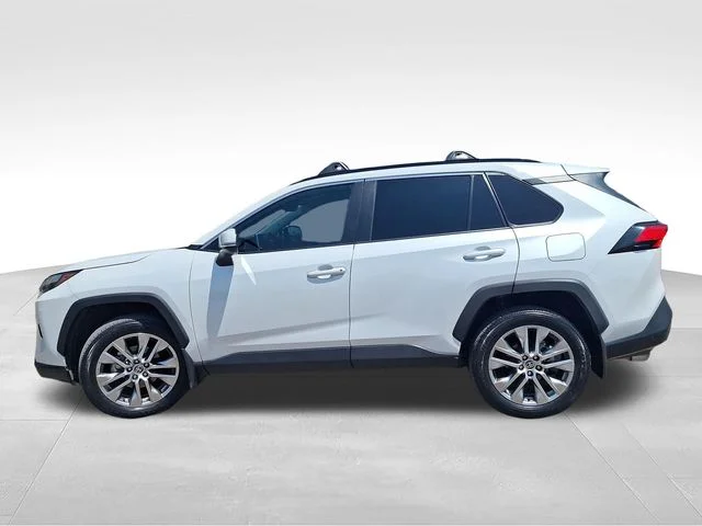 Used 2024 Off-white Toyota XLE Premium image 4
