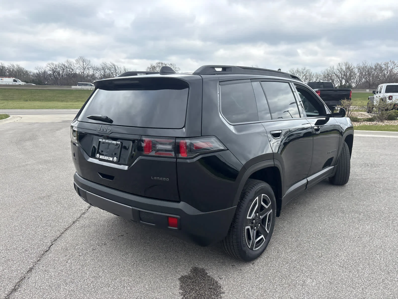 New 2026 Diamond Black Crystal Pearlcoat Jeep Laredo image 9