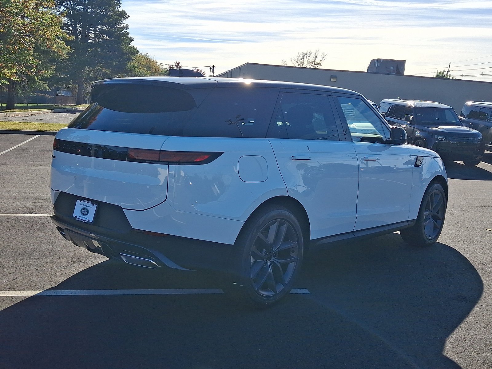 New 2027 Fuji White Land Rover SE image 4