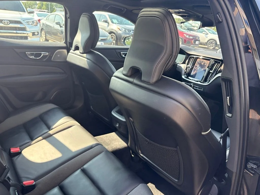 Used 2019 Black Volvo T6 R-Design image 31
