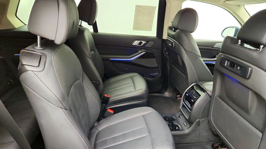Used 2021 Arctic Grey Metallic BMW xDrive40i SAV w/ Premium, Parking Assistance & Cold Weather Pkgs image 24
